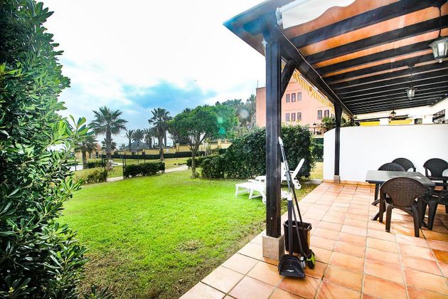 Foto 2 de Casa adossada en venda a Alcorrín de 5 habitacions amb terrassa i piscina