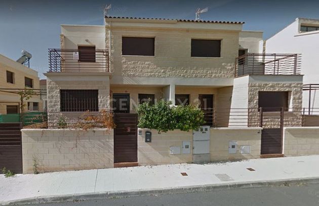 Foto 1 de Casa en venta en calle De Cuerva de 4 habitaciones con terraza y garaje