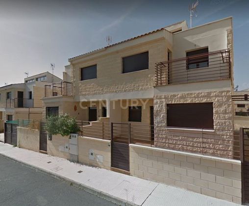 Foto 2 de Casa en venta en calle De Cuerva de 4 habitaciones con terraza y garaje