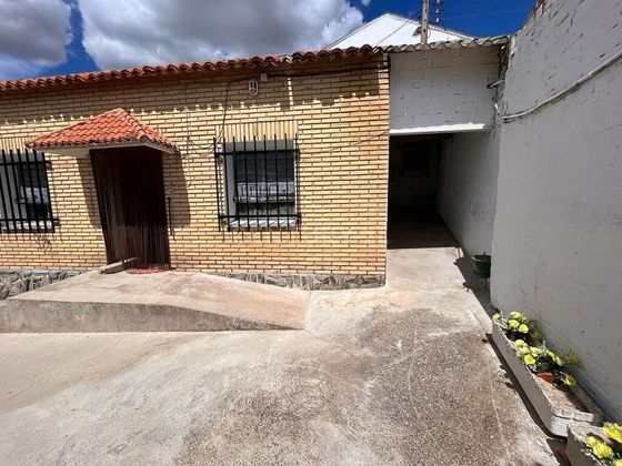 Foto 2 de Casa adossada en venda a calle Buenavista de 3 habitacions amb garatge