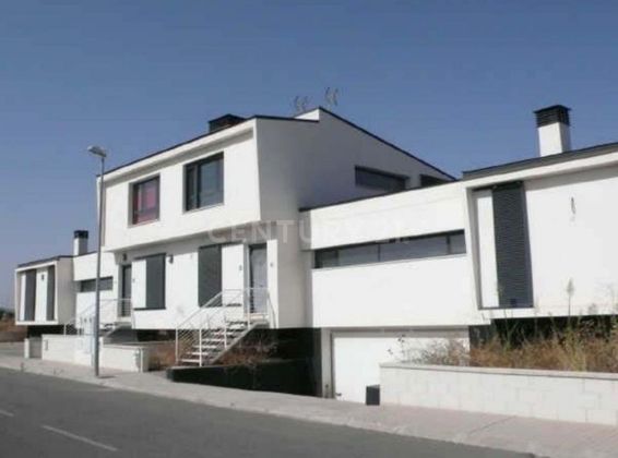 Foto 1 de Casa en venta en calle Navarra de 3 habitaciones con terraza y garaje