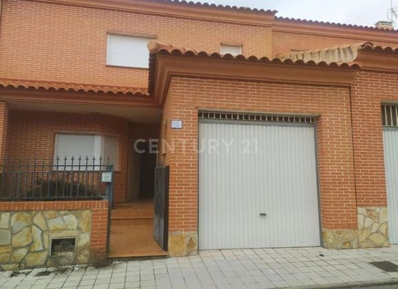 Foto 1 de Casa en venda a calle Miguel Delibes de 3 habitacions amb terrassa i garatge