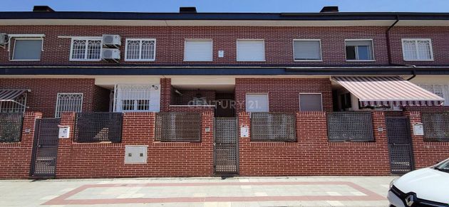 Foto 1 de Casa adossada en venda a calle Juan de Mairena de 5 habitacions amb terrassa i piscina