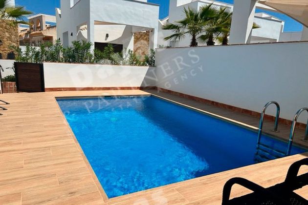 Foto 1 de Xalet en venda a Centro - Torrevieja de 3 habitacions amb terrassa i piscina
