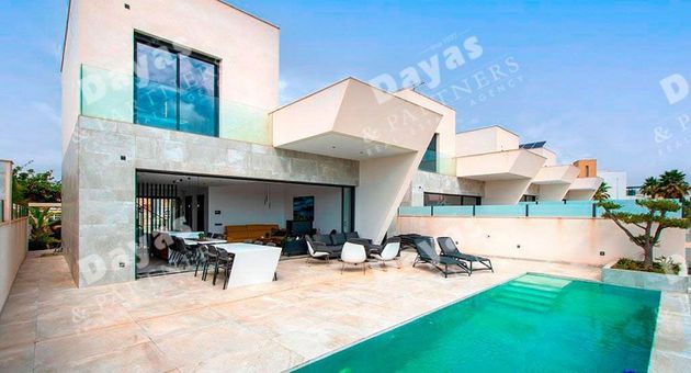 Foto 1 de Venta de chalet en Formentera del Segura de 5 habitaciones con terraza y piscina