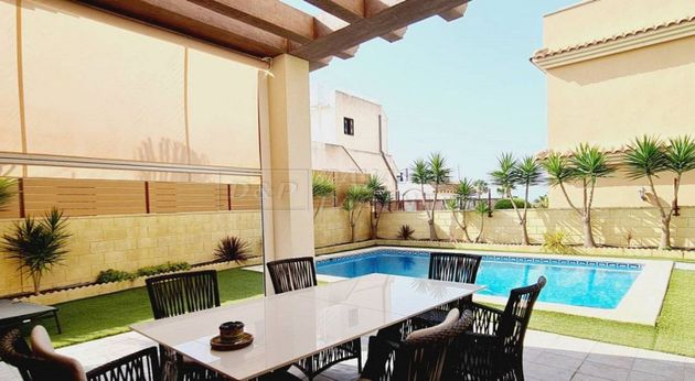 Foto 2 de Casa en venda a calle Gabriela Mistral de 4 habitacions amb terrassa i piscina