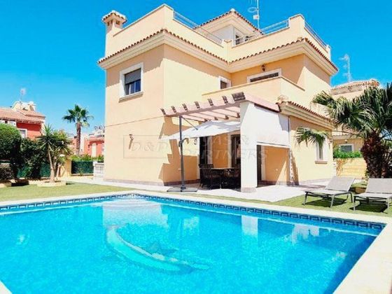 Foto 1 de Casa en venta en calle Gabriela Mistral de 4 habitaciones con terraza y piscina