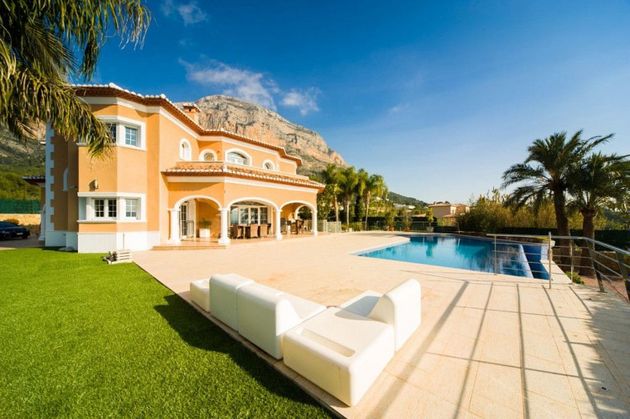 Foto 1 de Casa en venta en La Canaleja de 5 habitaciones con terraza y piscina