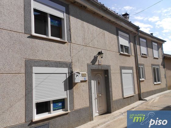 Foto 1 de Casa adossada en venda a calle Soledad de 7 habitacions amb balcó i calefacció