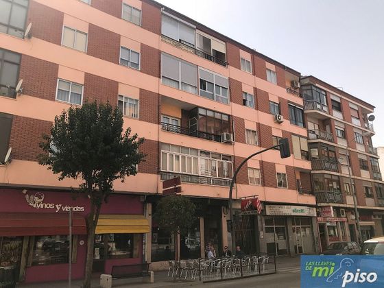 Foto 1 de Piso en venta en calle Respaldo de Lope de Vega de 3 habitaciones con terraza y balcón