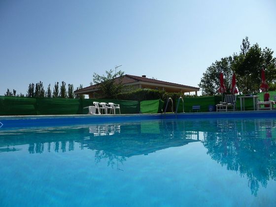 Foto 1 de Casa en venda a Cubillas de Santa Marta de 3 habitacions amb piscina i jardí