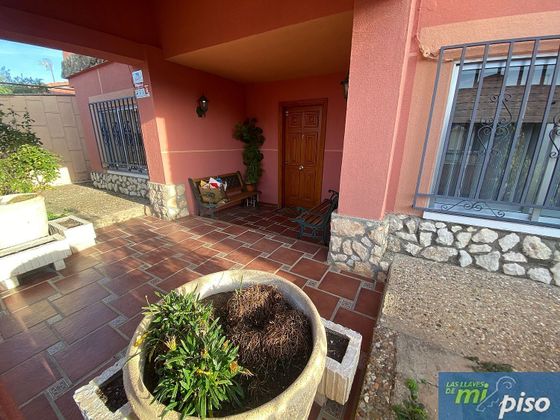 Foto 2 de Chalet en venta en calle Santa Eugenia de 4 habitaciones con terraza y jardín