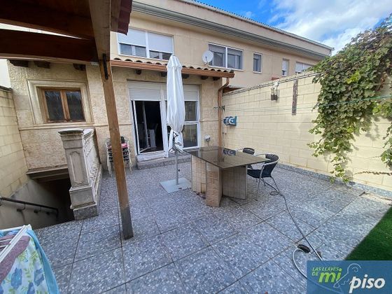 Foto 1 de Casa adossada en venda a avenida Palencia de 3 habitacions amb terrassa i jardí