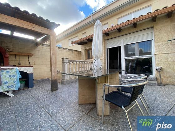 Foto 2 de Casa adossada en venda a avenida Palencia de 3 habitacions amb terrassa i jardí