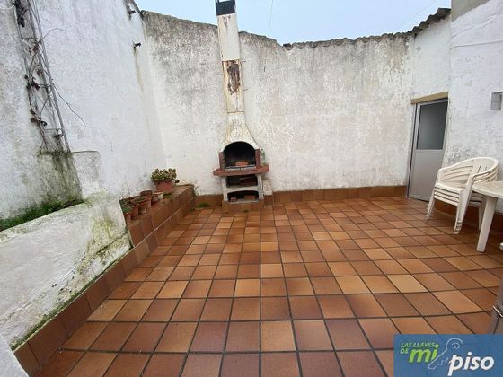 Foto 2 de Casa adossada en venda a calle Tiruelo de 4 habitacions amb terrassa i jardí