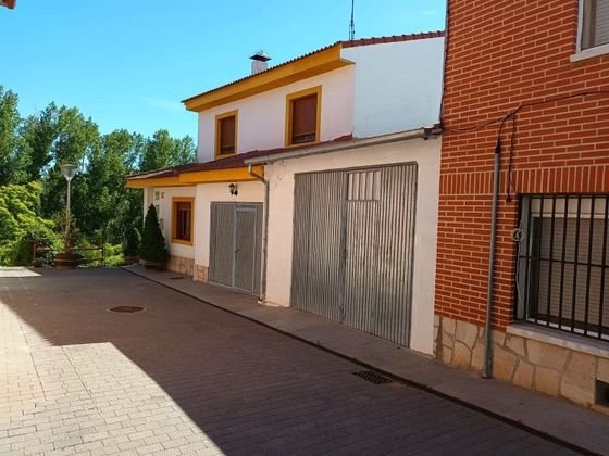 Foto 1 de Casa adossada en venda a plaza Mayor de 2 habitacions amb terrassa i jardí