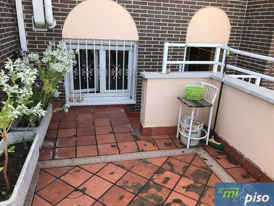 Foto 2 de Casa adossada en venda a calle De Miriam Blasco de 3 habitacions amb terrassa i piscina