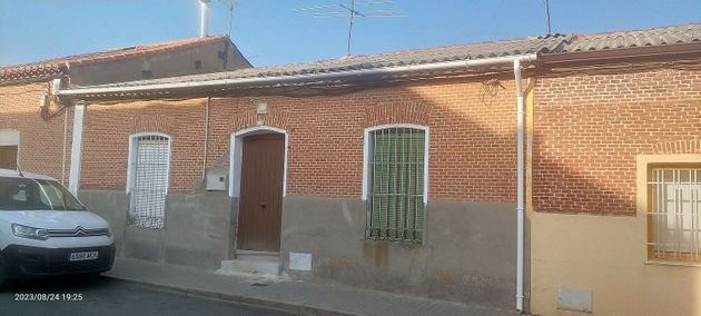 Foto 1 de Casa adossada en venda a calle Isabel la Catolica de 2 habitacions amb terrassa i jardí