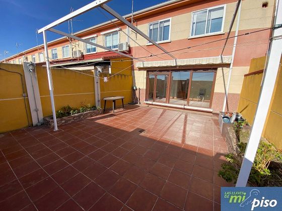 Foto 1 de Casa adossada en venda a calle Doctor Luis Maria Ruiz de 4 habitacions amb terrassa i jardí