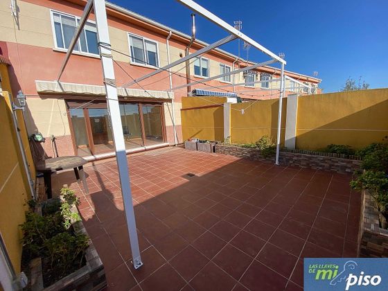 Foto 2 de Venta de casa adosada en calle Doctor Luis Maria Ruiz de 4 habitaciones con terraza y jardín