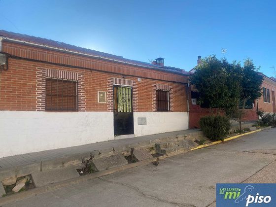 Foto 1 de Casa en venda a calle Buenos Aires de 6 habitacions amb terrassa i jardí