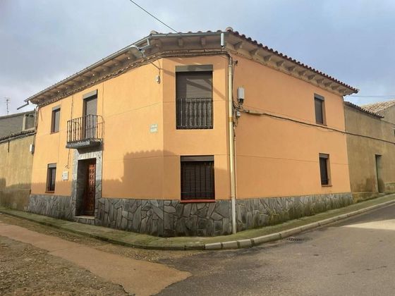 Foto 1 de Casa adosada en venta en calle Rosario de 4 habitaciones con terraza y jardín