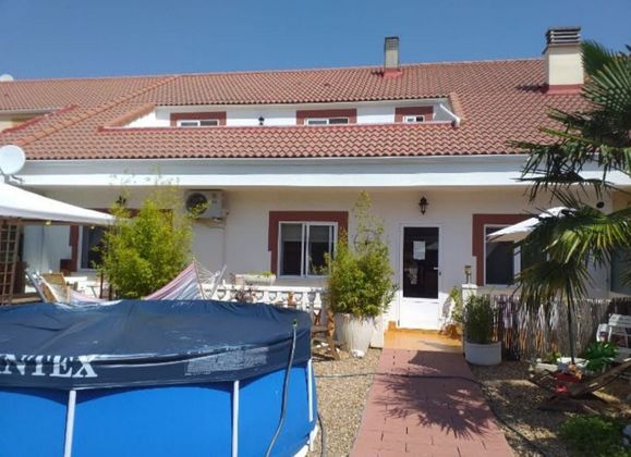 Foto 1 de Casa adossada en venda a calle De Trajano de 3 habitacions amb terrassa i piscina