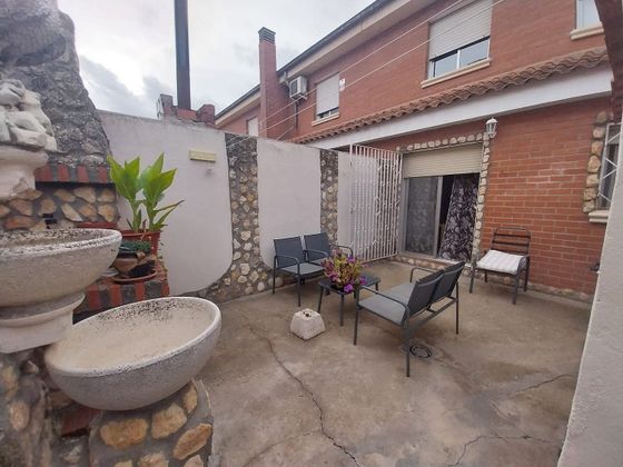 Foto 2 de Casa adossada en venda a calle Palacio de 3 habitacions amb terrassa i jardí