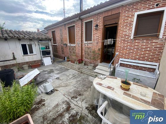 Foto 1 de Casa adossada en venda a calle Banderas de Castilla de 3 habitacions amb terrassa i jardí
