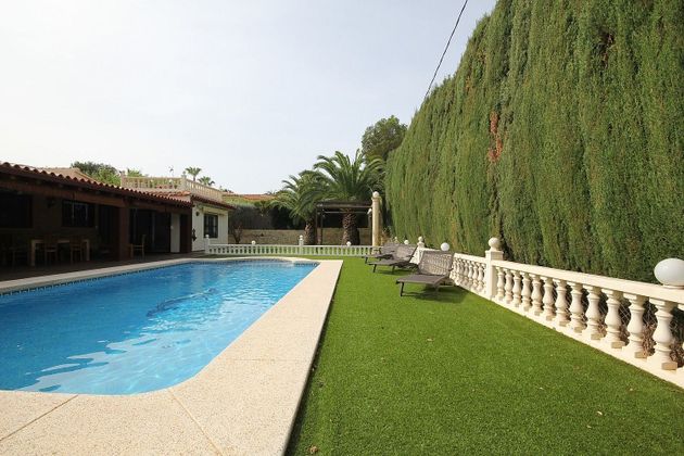 Foto 2 de Chalet en venta en calle Llobarro de 4 habitaciones con terraza y piscina