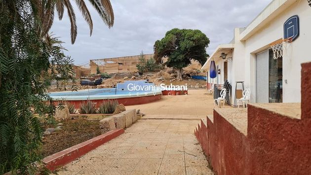 Foto 1 de Venta de chalet en El Médano de 7 habitaciones con terraza y piscina
