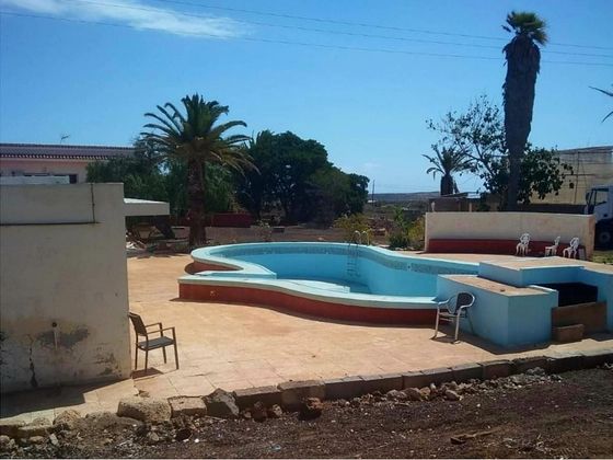 Foto 2 de Venta de chalet en El Médano de 7 habitaciones con terraza y piscina