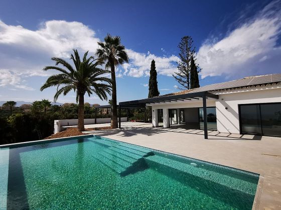 Foto 1 de Chalet en venta en Elviria de 4 habitaciones con terraza y piscina
