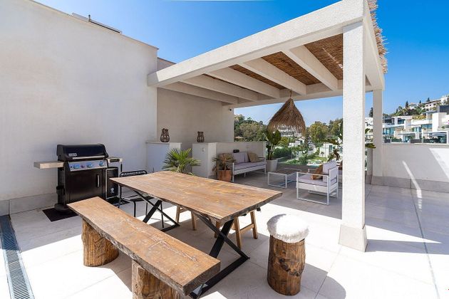 Foto 1 de Venta de ático en Benahavís de 2 habitaciones con terraza y piscina