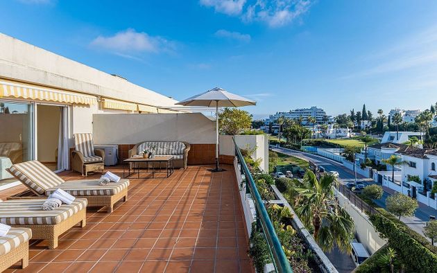 Foto 2 de Àtic en venda a Guadalmina de 4 habitacions amb terrassa i piscina
