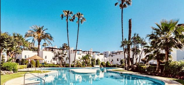 Foto 1 de Casa adossada en venda a Guadalmina de 5 habitacions amb terrassa i piscina