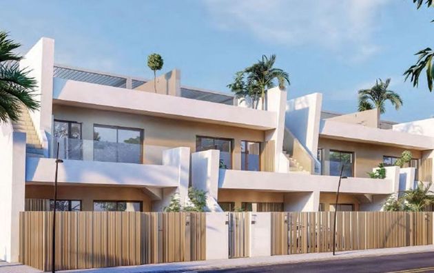 Foto 1 de Casa adossada en venda a calle Formentera San Pedro del Pinatar de 3 habitacions amb terrassa i piscina