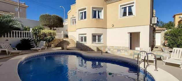 Foto 1 de Casa en venda a calle Marbella de 4 habitacions amb terrassa i piscina