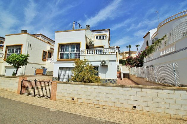 Foto 1 de Casa en venda a calle Castaña de 3 habitacions amb terrassa i piscina