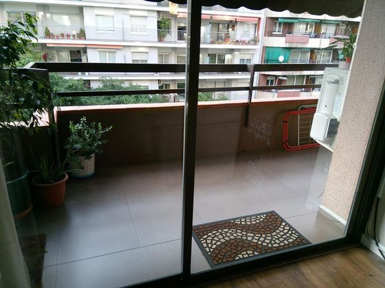 Foto 2 de Piso en alquiler en Sants-Badal de 3 habitaciones con terraza y muebles