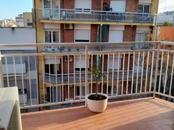 Foto 1 de Pis en lloguer a Sant Andreu de Palomar de 4 habitacions amb mobles i balcó