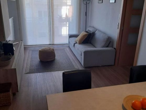 Foto 2 de Pis en lloguer a Sant Andreu de Palomar de 4 habitacions amb mobles i balcó