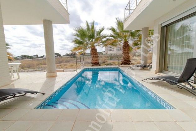 Foto 2 de Casa adossada en venda a Urbanizaciones de 5 habitacions amb terrassa i piscina