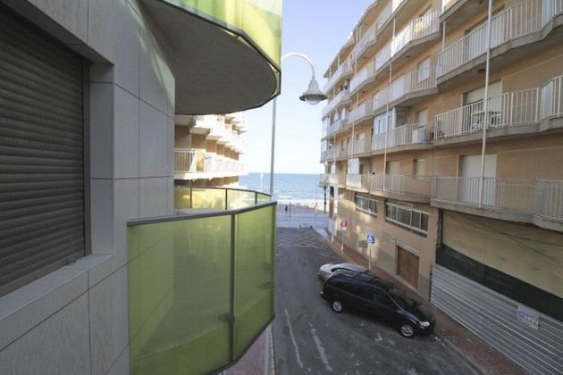 Foto 1 de Alquiler de piso en Guardamar Playa de 2 habitaciones con terraza y aire acondicionado