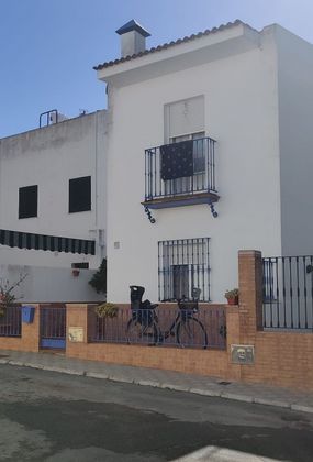 Foto 1 de Casa adossada en venda a urbanización La Huertecilla de 3 habitacions amb terrassa i jardí