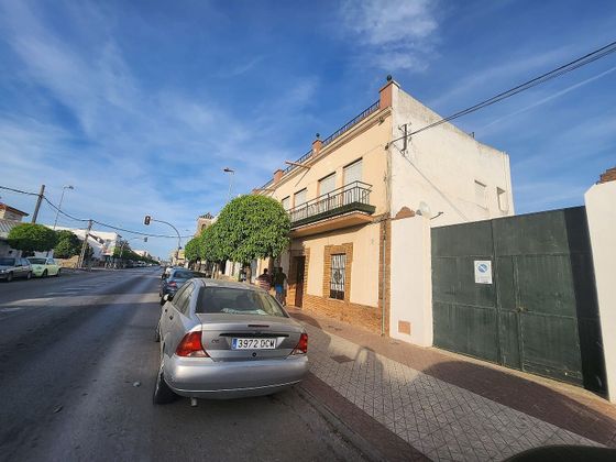 Foto 1 de Casa adossada en venda a avenida De la Constitucion de 7 habitacions amb terrassa i jardí