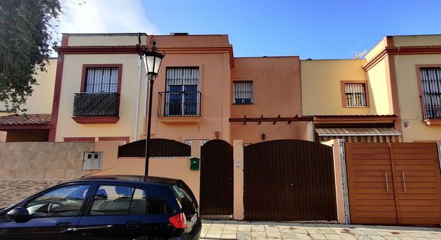 Foto 1 de Venta de casa adosada en calle Presidente Adolfo Suarez de 4 habitaciones con terraza y balcón