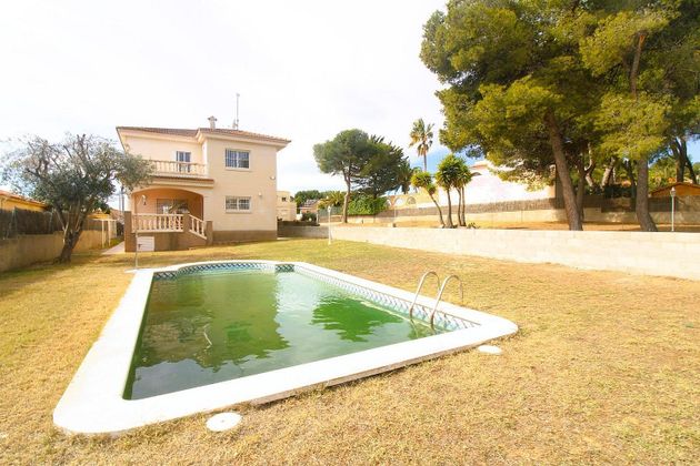 Foto 1 de Xalet en venda a Segur de Calafell de 5 habitacions amb terrassa i piscina