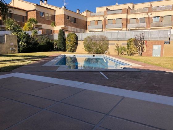 Foto 2 de Casa adossada en venda a Bonavista de 3 habitacions amb terrassa i piscina