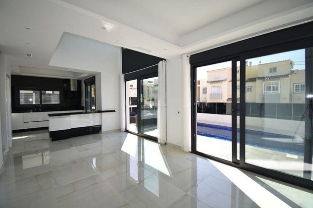 Foto 2 de Casa en venta en Playa de los Locos de 4 habitaciones con terraza y piscina